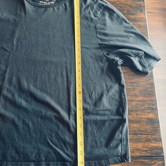 Banana Republic Men's black organic short Sleeve Tee - Picture 4 of 5